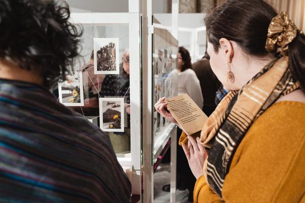 Eingestickt. Zur Erinnerung an 67 Menschen, die 1940 in Hartheim ermordet wurden. 10.12.2025 - 10.05.2026 (Haus der Geschichte Österreich, 10.12.2025) Foto: eSeL.at - Robert Puteanu