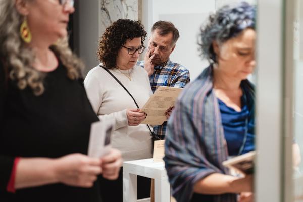 Eingestickt. Zur Erinnerung an 67 Menschen, die 1940 in Hartheim ermordet wurden. 10.12.2025 - 10.05.2026 (Haus der Geschichte Österreich, 10.12.2025) Foto: eSeL.at - Robert Puteanu