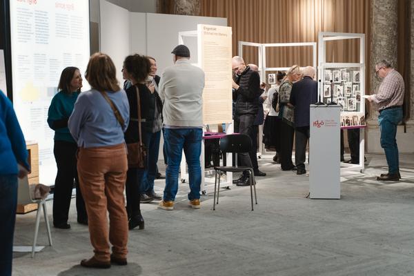Eingestickt. Zur Erinnerung an 67 Menschen, die 1940 in Hartheim ermordet wurden. 10.12.2025 - 10.05.2026 (Haus der Geschichte Österreich, 10.12.2025) Foto: eSeL.at - Robert Puteanu