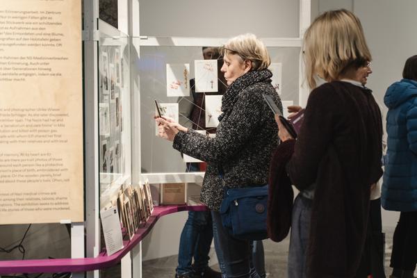 Eingestickt. Zur Erinnerung an 67 Menschen, die 1940 in Hartheim ermordet wurden. 10.12.2025 - 10.05.2026 (Haus der Geschichte Österreich, 10.12.2025) Foto: eSeL.at - Robert Puteanu