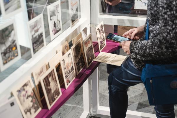Eingestickt. Zur Erinnerung an 67 Menschen, die 1940 in Hartheim ermordet wurden. 10.12.2025 - 10.05.2026 (Haus der Geschichte Österreich, 10.12.2025) Foto: eSeL.at - Robert Puteanu