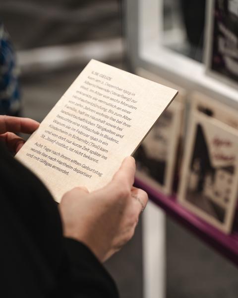 Eingestickt. Zur Erinnerung an 67 Menschen, die 1940 in Hartheim ermordet wurden. 10.12.2025 - 10.05.2026 (Haus der Geschichte Österreich, 10.12.2025) Foto: eSeL.at - Robert Puteanu