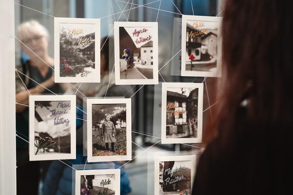 Eingestickt. Zur Erinnerung an 67 Menschen, die 1940 in Hartheim ermordet wurden. 10.12.2025 - 10.05.2026 (Haus der Geschichte Österreich, 10.12.2025) Foto: eSeL.at - Robert Puteanu