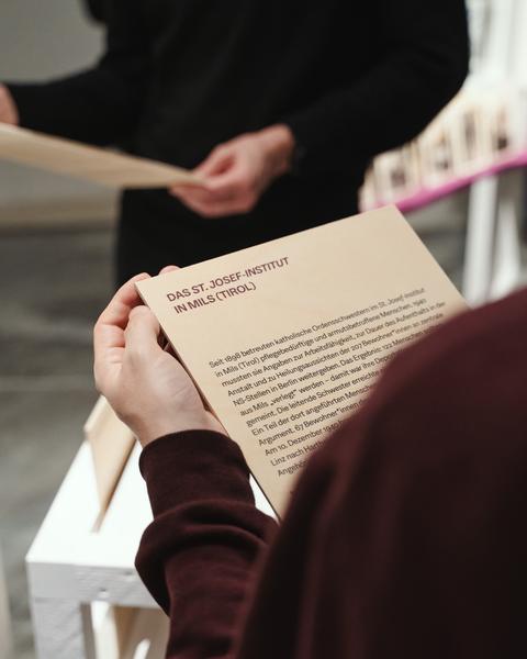 Eingestickt. Zur Erinnerung an 67 Menschen, die 1940 in Hartheim ermordet wurden. 10.12.2025 - 10.05.2026 (Haus der Geschichte Österreich, 10.12.2025) Foto: eSeL.at - Robert Puteanu