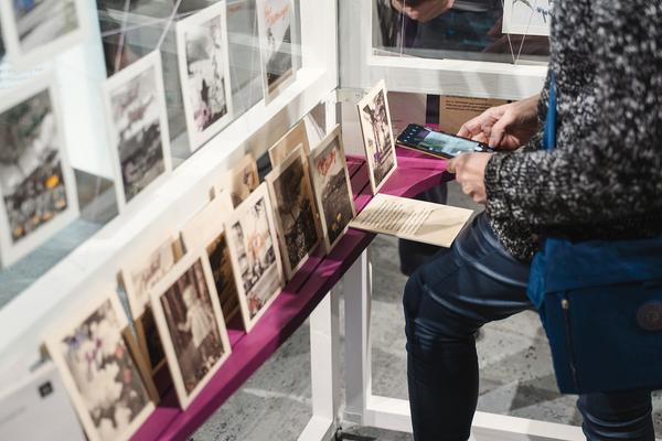 Eingestickt. Zur Erinnerung an 67 Menschen, die 1940 in Hartheim ermordet wurden. 10.12.2025 - 10.05.2026 (Haus der Geschichte Österreich, 10.12.2025) Foto: eSeL.at - Robert Puteanu