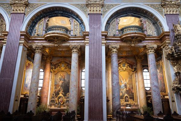 Elias Franziskus Grüner "Ein erlösendes Ende, ein endloser Anfang" (Jesuitenkirche, 3.12.2025 - 28.2.2026) Foto: eSeL.at - Lorenz Seidler