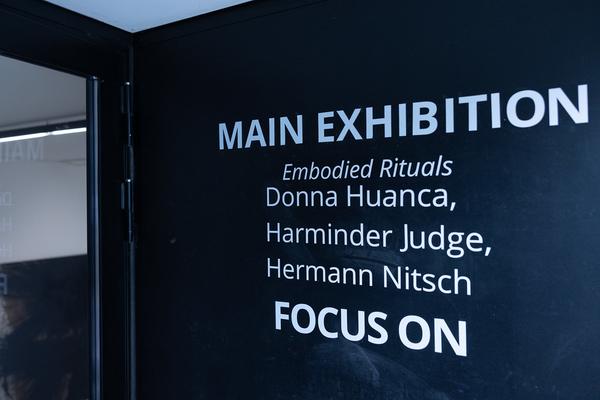"Embodied Rituals" - Donna Huanca, Harminder Judge &amp; Hermann Nitsch (Galerie Kandlhofer, 21.5. - 20.6.2025) Foto: eSeL.at - Lorenz Seidler