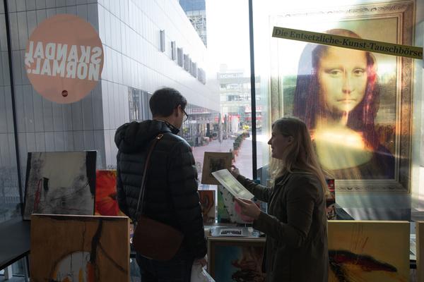 eSeL: Die Entsetzliche-Kunst-Tauschbörse LINZ  (26.3.2017, OK Linz) <a href="https://esel.at/termin/89417" rel="noreferrer nofollow">esel.at/termin/89417</a> | Foto: <a href="http://eSeL.at" rel="noreferrer nofollow">eSeL.at</a> Foto: eSeL.at - Lorenz Seidler