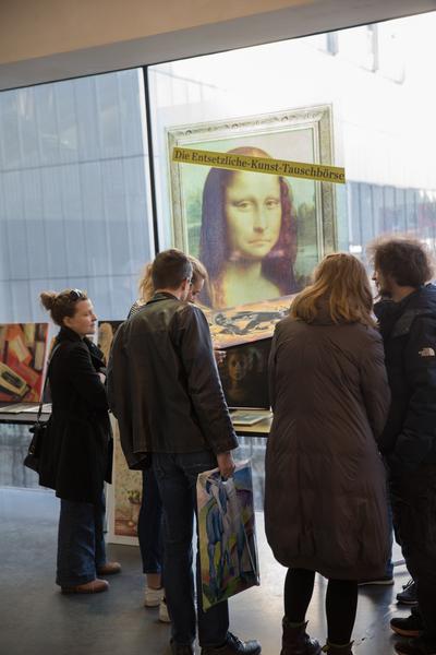 eSeL: Die Entsetzliche-Kunst-Tauschbörse LINZ  (26.3.2017, OK Linz) <a href="https://esel.at/termin/89417" rel="noreferrer nofollow">esel.at/termin/89417</a> | Foto: <a href="http://eSeL.at" rel="noreferrer nofollow">eSeL.at</a> Foto: eSeL.at - Lorenz Seidler