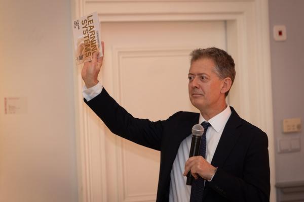 VIENNA ART WEEK 2025: Keynote Sepp Schellhorn &quot;Learning Systems&quot; (Dorotheum, 10.11.2025) Foto: eSeL.at - Lorenz Seidler