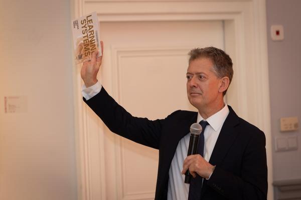 VIENNA ART WEEK 2025: Keynote Sepp Schellhorn &quot;Learning Systems&quot; (Dorotheum, 10.11.2025) Foto: eSeL.at - Lorenz Seidler