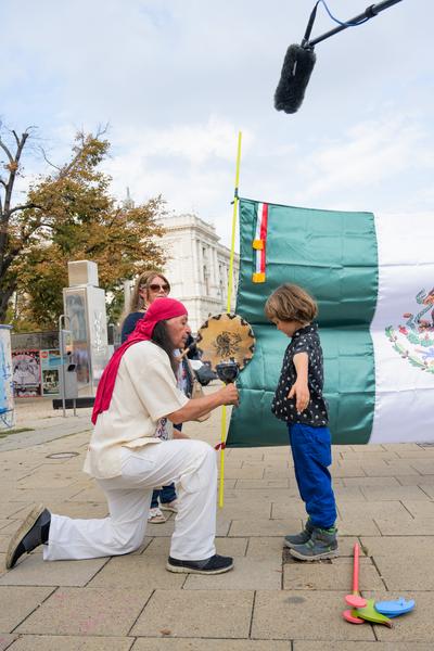 Gift-Giving Demonstration - Wienwoche 2025 (Platz der Menschenrechte / Weltmuseum, 12.09.2025) Foto: eSeL.at - Joanna Pianka