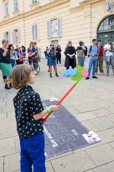 Gift-Giving Demonstration - Wienwoche 2025 (Platz der Menschenrechte / Weltmuseum, 12.09.2025) Foto: eSeL.at - Joanna Pianka