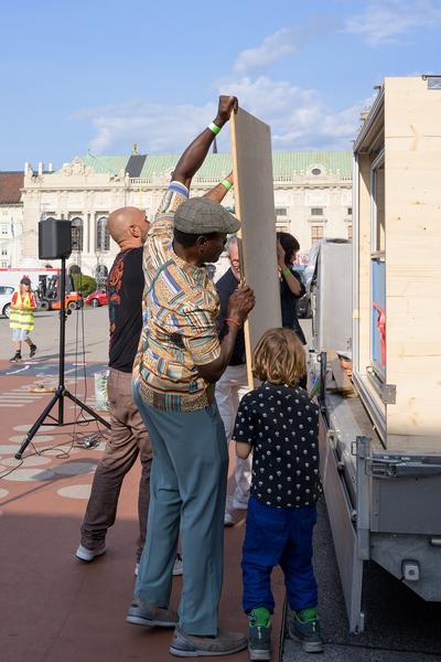 Gift-Giving Demonstration - Wienwoche 2025 (Platz der Menschenrechte / Weltmuseum, 12.09.2025) Foto: eSeL.at - Joanna Pianka