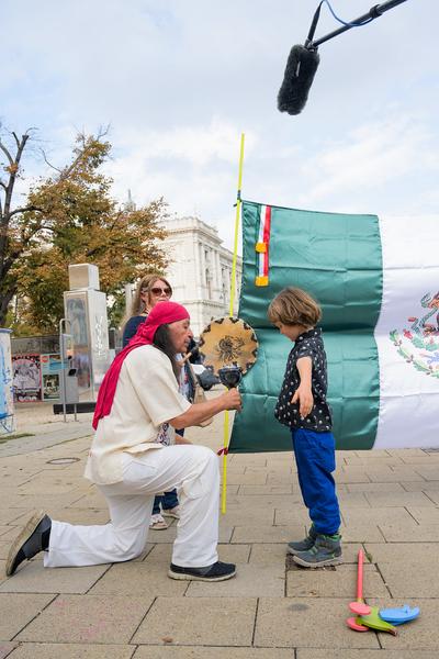 Gift-Giving Demonstration - Wienwoche 2025 (Platz der Menschenrechte / Weltmuseum, 12.09.2025) Foto: eSeL.at - Joanna Pianka