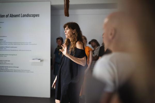Eröffnungsperformance "Evocation of Absent Landscapes" (Das Weisse Haus, 30.06.2026) Foto: eSeL.at - Robert Puteanu
