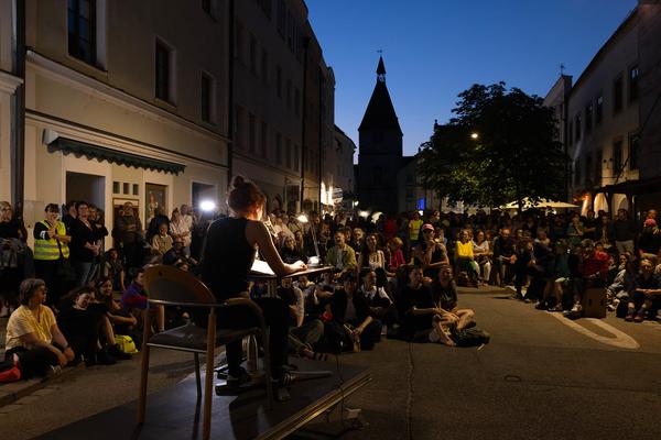 Festival der Regionen 2025: &quot;Die Testamentsverlautbarung (nach dem Hamdrahn) bei seinem Scheißgeburtshaus&quot; (13.6.2025) Foto: eSeL.at - Lorenz Seidler