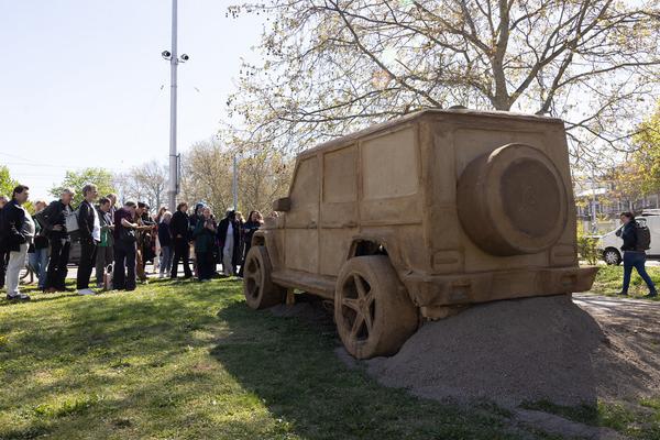 Klima Biennale: Folke Köbberling "Maaaaash!" (KOER Wien @ Karlsplatz, 10.4.2026 – 31.7.2027) Foto: eSeL.at - Lorenz Seidler