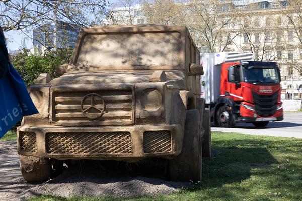 Klima Biennale: Folke Köbberling "Maaaaash!" (KOER Wien @ Karlsplatz, 10.4.2026 – 31.7.2027) Foto: eSeL.at - Lorenz Seidler