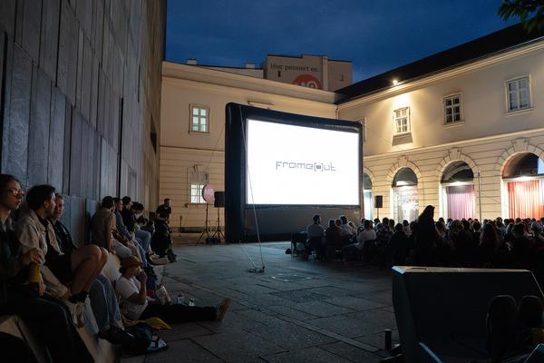 frame[o]ut opening (Museumsquartier, 18.07.2025) Foto: eSeL.at - Sarah Tasha