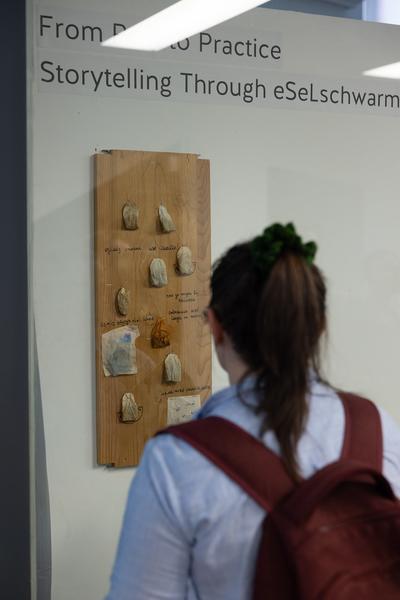 Eröffnung "From Post to Practice. Storytelling through eSeLschwarm" (eSeL Rezeption, 16.6. - 18.8.2025) Foto: eSeL.at - Lorenz Seidler