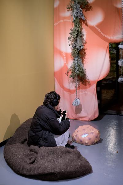 Fuzzy Earth - The Belly Knows Before the Brain (KunstHausWien, 15.10.2025 - 25.01.2026) Foto: eSeL.at - Joanna Pianka