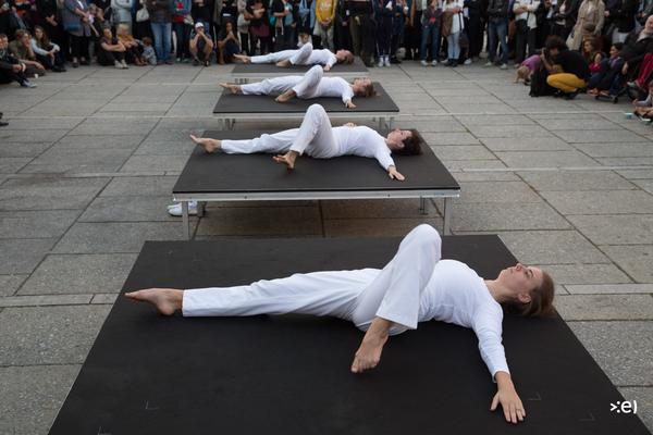 Tanzquartier Wien: Trisha Brown: In Plain Site / TRISHA BROWNs Man Walking Down the Side of a Building (MQ Innenhof, 24.9.2016) <a href="http://esel.cc/TQW_TrishaBrown" rel="noreferrer nofollow">esel.cc/TQW_TrishaBrown</a> | Foto: <a href="http://eSeL.at" rel="noreferrer nofollow">eSeL.at</a> Foto: eSeL.at