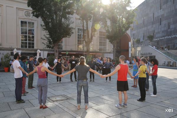 Tanzquartier: Taoufiq Izeddiou - 100 pas presque (18.6.2014, MQ Innenhof) <a href="http://esel.cc/100paspresque" rel="noreferrer nofollow">esel.cc/100paspresque</a> | Foto: <a href="http://eSeL.at" rel="noreferrer nofollow">eSeL.at</a> Foto: (c) eSeL.at