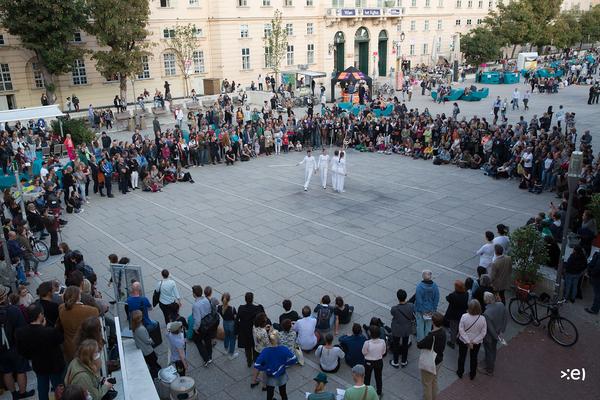 Tanzquartier Wien: Trisha Brown: In Plain Site / TRISHA BROWNs Man Walking Down the Side of a Building (MQ Innenhof, 24.9.2016) <a href="http://esel.cc/TQW_TrishaBrown" rel="noreferrer nofollow">esel.cc/TQW_TrishaBrown</a> | Foto: <a href="http://eSeL.at" rel="noreferrer nofollow">eSeL.at</a> Foto: eSeL.at - Lorenz Seidler