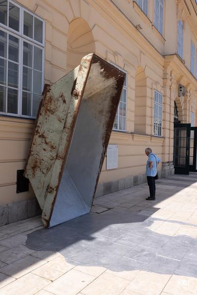 Reto Emch: Off–Balance (Fassade MuseumsQuartier Wien, 26.6. - 12.10.2025 Foto: eSeL.at - Lorenz Seidler