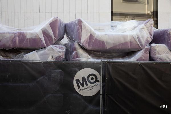 MuseumsQuartier Wien: MQ-Möbel 2018 (Anlieferung, 4.4.2018) <a href="http://mqw.at" rel="noreferrer nofollow">mqw.at</a> | Foto: eSeL Foto: eSeL.at - Lorenz Seidler