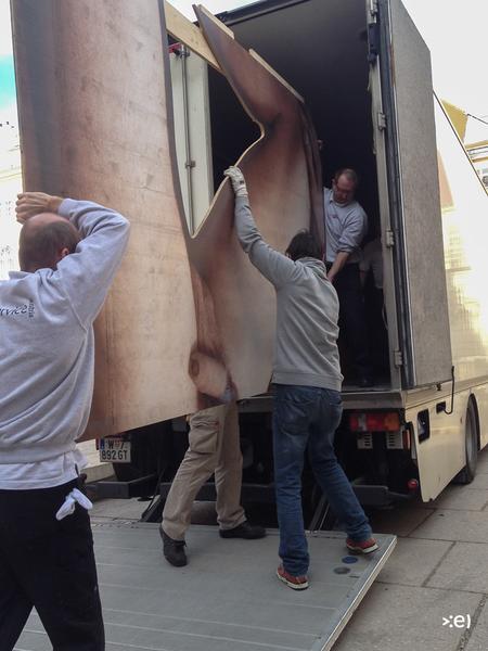 Entfernung Ilse Haider "Mr. Big" MQ Innenhof (6.3.2013) im Rahmen von "Nackte Männer" im Leopold Museum Foto: <a href="http://eSeL.at" rel="noreferrer nofollow">eSeL.at</a> Foto: eSeL.at