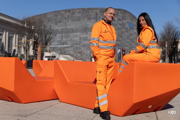 WIEN: Manche mag man eben | vgl. Unikat | eSeL Pressefoto: MQ Möbel Enzis in “MA48 Orange”  (MuseumsQuartier, 2022) | Foto: eSeL.at - Lorenz Seidler