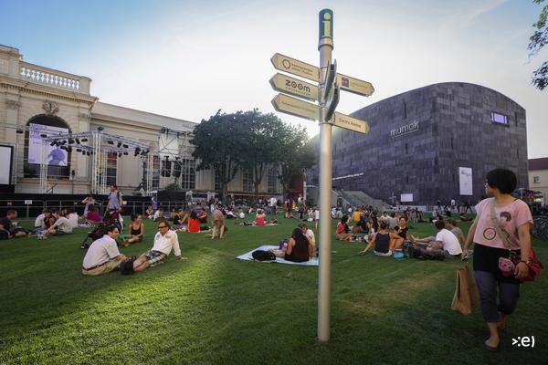 Rasen im MQ anlässlich Eröffnung Impulstanz (9.7.2013)  <a href="http://esel.cc/impulstanz_opening2013" rel="noreferrer nofollow">esel.cc/impulstanz_opening2013</a> | Foto: <a href="http://eSeL.at" rel="noreferrer nofollow">eSeL.at</a> Foto: (c) eSeL.at