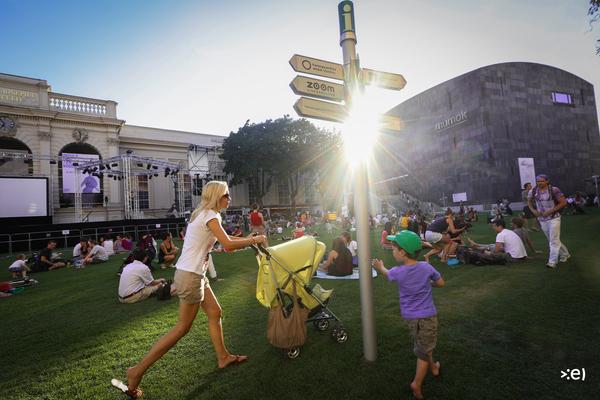 Rasen im MQ anlässlich Eröffnung Impulstanz (9.7.2013) Foto: eSeL.at - Lorenz Seidler