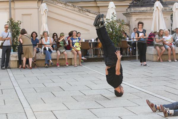 Tanzquartier: Taoufiq Izeddiou - 100 pas presque (18.6.2014, MQ Innenhof) <a href="http://esel.cc/100paspresque" rel="noreferrer nofollow">esel.cc/100paspresque</a> | Foto: <a href="http://eSeL.at" rel="noreferrer nofollow">eSeL.at</a> Foto: (c) eSeL.at