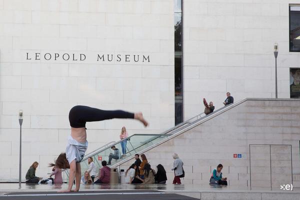 Tanzquartier Wien: Trisha Brown: In Plain Site / TRISHA BROWNs Man Walking Down the Side of a Building (MQ Innenhof, 23.9.2016, Generalprobe) <a href="http://esel.cc/TQW_TrishaBrown" rel="noreferrer nofollow">esel.cc/TQW_TrishaBrown</a> | Foto: <a href="http://eSeL.at" rel="noreferrer nofollow">eSeL.at</a> Foto: eSeL.at - Lorenz Seidler