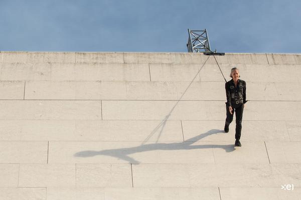 Tanzquartier Wien: Trisha Brown: In Plain Site / TRISHA BROWNs Man Walking Down the Side of a Building (MQ Innenhof, 24.9.2016) <a href="http://esel.cc/TQW_TrishaBrown" rel="noreferrer nofollow">esel.cc/TQW_TrishaBrown</a> | Foto: <a href="http://eSeL.at" rel="noreferrer nofollow">eSeL.at</a> Foto: eSeL.at - Lorenz Seidler