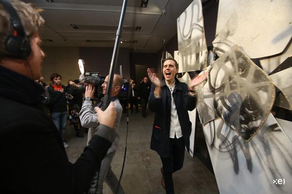 Kunsthalle Wien: Performance Christian Falsnaes. In: Politischer Populismus (6.11.2015,  Ausstellungsröffnung) <a href="http://esel.cc/populism_kunsthallewien" rel="noreferrer nofollow">esel.cc/populism_kunsthallewien</a> | Foto: <a href="http://eSeL.at" rel="noreferrer nofollow">eSeL.at</a> Foto: eSeL.at