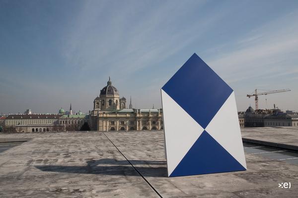 Leopoldmuseum: Abbas Akhavan - Study for Blue Shield (2015). In: United Nations Extended (Ausstellung Freiraum MQ, Aufbau) <a href="http://esel.cc/UnitedNationsDialogExtended" rel="noreferrer nofollow">esel.cc/UnitedNationsDialogExtended</a> | Foto: <a href="http://eSeL.at" rel="noreferrer nofollow">eSeL.at</a> Foto: eSeL.at