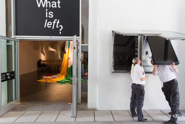LINKS: Sprachlicher Versuch einer zunehmend fragmentierten Gesellschaft 
politische Orientierungen abzutrotzen | vgl. Hyperlink  | eSeL Foto: Ausstellung “What is left?” (Freiraum MQ, 2016) | Foto: eSeL.at - Lorenz Seidler
