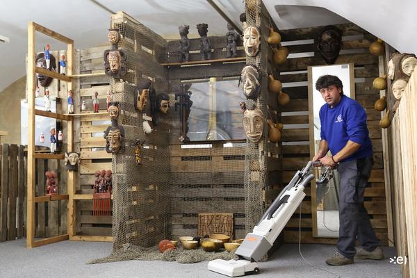 MQ Freiraum quartier21: PCFS - Post Colonial Flagship Store (3.10.-23.11.2014, setup) <a href="http://esel.cc/PostcolonialFlagshipStore" rel="noreferrer nofollow">esel.cc/PostcolonialFlagshipStore</a> Foto: (c) eSeL.at