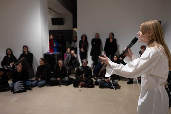 H13 2025: Stina Fors &quot;Answer me, Pythia&quot; (Kunstraum Niederösterreich, 21.11.2025) Foto: eSeL.at - Lorenz Seidler