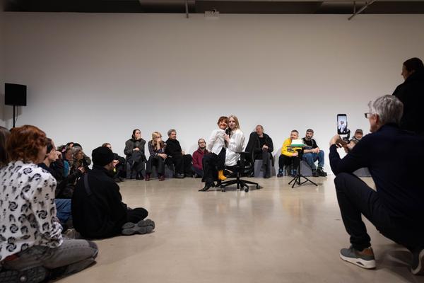 H13 2025: Stina Fors &quot;Answer me, Pythia&quot; (Kunstraum Niederösterreich, 21.11.2025) Foto: eSeL.at - Lorenz Seidler