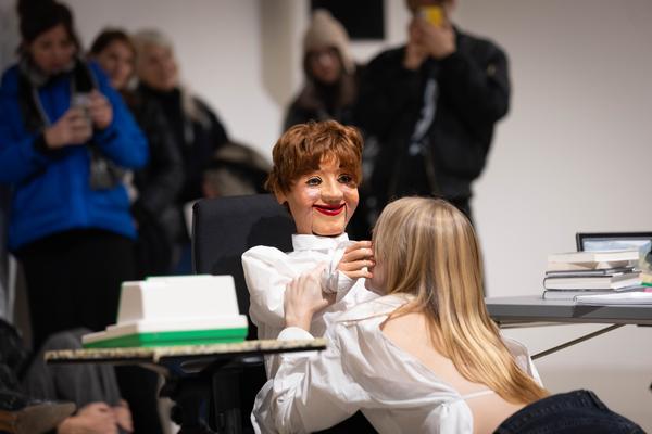 H13 2025: Stina Fors &quot;Answer me, Pythia&quot; (Kunstraum Niederösterreich, 21.11.2025) Foto: eSeL.at - Lorenz Seidler