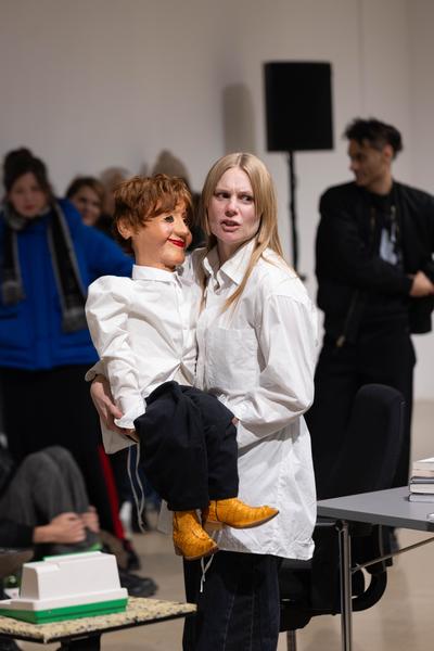 H13 2025: Stina Fors &quot;Answer me, Pythia&quot; (Kunstraum Niederösterreich, 21.11.2025) Foto: eSeL.at - Lorenz Seidler