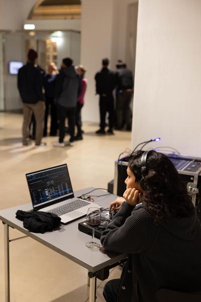 H13 2025: Stina Fors &quot;Answer me, Pythia&quot; (Kunstraum Niederösterreich, 21.11.2025) Foto: eSeL.at - Lorenz Seidler