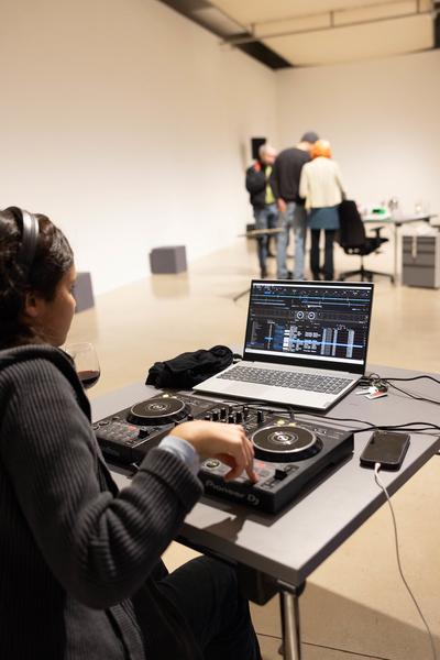 H13 2025: Stina Fors &quot;Answer me, Pythia&quot; (Kunstraum Niederösterreich, 21.11.2025) Foto: eSeL.at - Lorenz Seidler