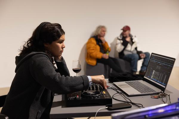 H13 2025: Stina Fors &quot;Answer me, Pythia&quot; (Kunstraum Niederösterreich, 21.11.2025) Foto: eSeL.at - Lorenz Seidler