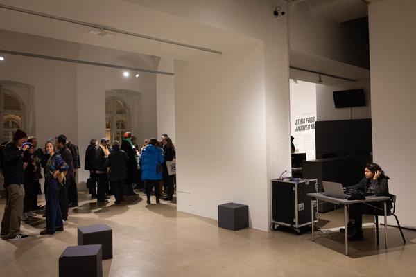 H13 2025: Stina Fors &quot;Answer me, Pythia&quot; (Kunstraum Niederösterreich, 21.11.2025) Foto: eSeL.at - Lorenz Seidler